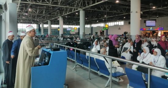 أمين "البحوث الإسلامية" يتفقد قافلة وعاظ وواعظات الأزهر لتوعية الحجاج