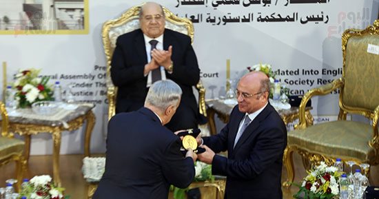 الدستورية العليا تكرم رؤساء المحكمة وهيئة المفوضين السابقين عن إسهاماتهم