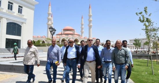 وزير الإسكان يتفقد مشروعات المدينة التراثية والداون تاون والحى اللاتيني بالعلمين الجديدة