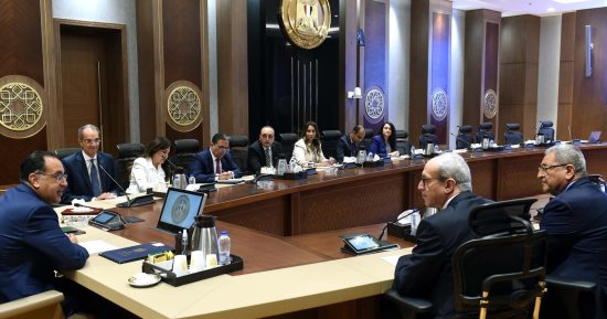 رئيس الوزراء يلتقي وزير البريد والمواصلات السلكية واللاسلكية في الجزائر