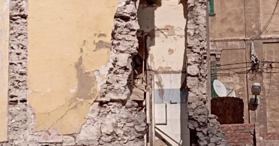 سقوط أجزاء من عقار قديم بحى الجمرك بالإسكندرية دون إصابات