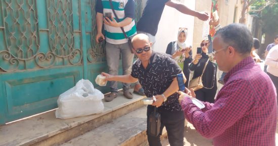 والد نيرة أشرف يوزع "أرز بلبن" أمام قبرها فى ذكرى وفاتها الأولى.. غياب والدتها وشقيقتيها عن المشهد.. أحد أفراد الأسرة يزين باب المدفن بالورود.. أشرف غريب مخاطبا ابنته القتيلة: حقك رجع وربنا يا بنتى.. صور