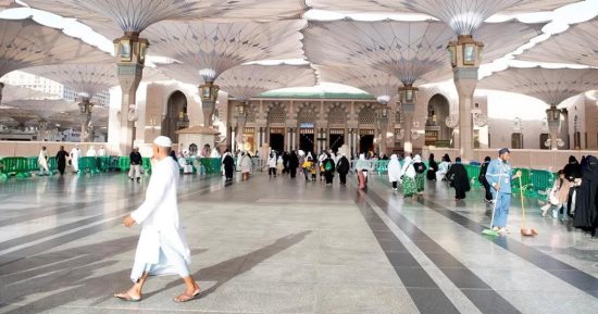 أجواء روحانية ينعم بها ضيوف الرحمن بالمسجد النبوى