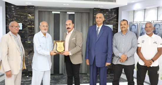 أهالى السد العالى يهدون محافظ أسوان درعًا بعد طفرة تنفيذ المشروعات