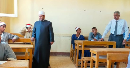 مدير "أسوان الأزهرية" يطمئن على طلاب الثانوية بعد تعرضهم لحادث.. صور
