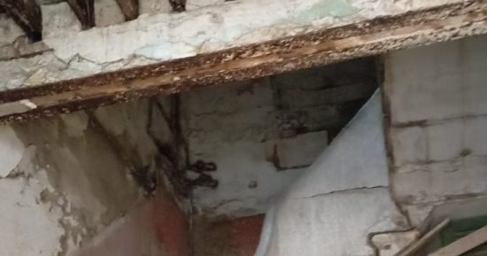 "حى الجمرك" بالإسكندرية يقرر إخلاء الدور الأرضى من المحلات بالعقار المنهار