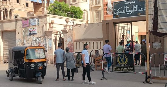توافد طلاب الثانوية العامة بسوهاج لأداء امتحان اللغة الأجنبية الثانية.. صور