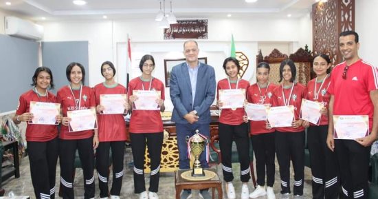 وكيل "تعليم الإسماعيلية" يكرم الطالبات بطلات الكرة الخماسية لحصدهن بطولة الجمهورية