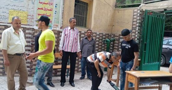 استخدام عصا الكشف عن المعادن فى تفتيش طلبة الثانوية العامة 