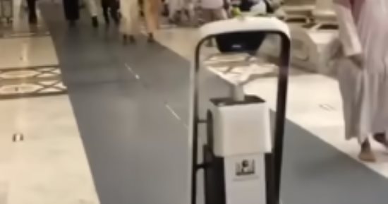 الذكاء الاصطناعى.. روبوت يوزع الروائح الطيبة على الحجاج بالحرم النبوى (فيديو)