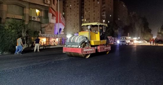 بدء رصف طريق المريوطية فى المنطقة المحصورة بين شارعى الهرم وفيصل.. صور