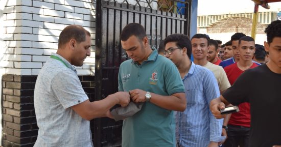 الثانوية العامة.. انتظام دخول الطلاب لأداء امتحان اللغة الأجنبية الثانية.. توزيع زجاجات مياه فى أسوان.. وتفتيش على أدوات الغش بالغربية.. ومحافظ مطروح: توفير سبل الراحة والمناخ الملائم للطلاب والملاحظين