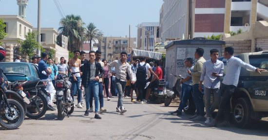 "الفرنساوى" يرسم البهجة على وجوه طلاب الثانوية العامة بالمنيا