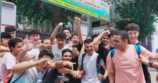 طلاب الثانوية العامة يحتفلون بانتهاء الامتحانات بإطلاق ألعاب نارية