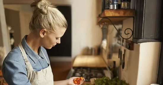 أبراج تجيد الطهى وتنظم السفرة بشكل مميز.. الحوت والدلو الأبرز