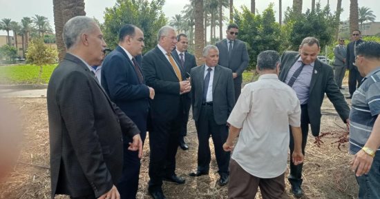 وزير الزراعة يتفقد المزارع البحثية والإرشادية بمركز البحوث 