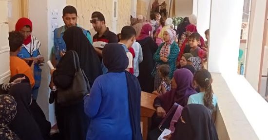 قوافل جامعة القناة تقدم 695 كشفا طبيا والأدوية بالمجان بقرية العمدة بالسويس