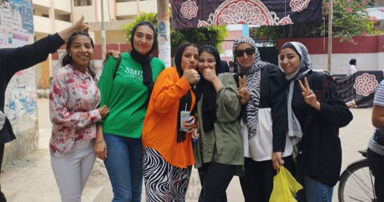 اللغة الأجنبية الثانية ترسم البهجة على وجوه طلاب الثانوية العامة بالمحافظات.. طلاب بنى سويف: الفرنساوى سهل.. الفيوم: مناسب للجميع.. طالبات كفر الشيخ: نتمنى باقى الامتحانات تكون زيه.. وطلبة الأقصر وأسيوط سعداء