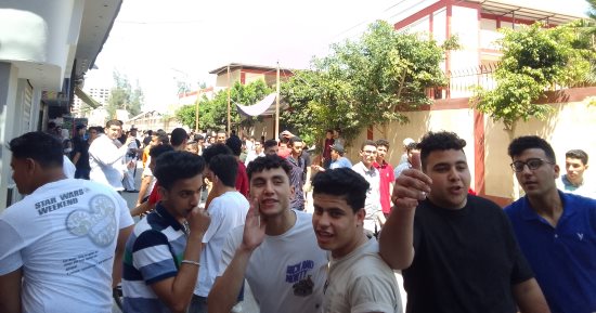 ارتياح بين طلاب الثانوية العامة فى دمياط بسبب امتحان اللغة الفرنسية.. صور