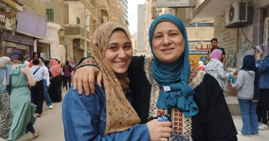 الأمهات يستقبلن طالبات الثانوية العامة بالأحضان بعد امتحان اللغة الأجنبية الثانية