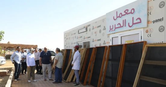 محافظ الوادى الجديد يتفقد مشروعات الاستثمار الزراعى وإنتاج الحرير شمال الخارجة
