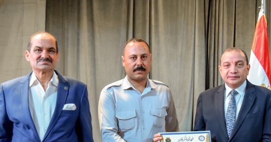 مجلس جامعة بني سويف يُكرم مشرف أمن لتفانيه في العمل وموظفين لبلوغهم المعاش
