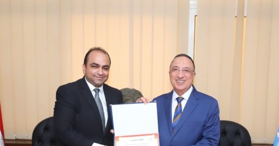 محافظ الإسكندرية يكرم عددا من النماذج المضيئة بالإسكندرية