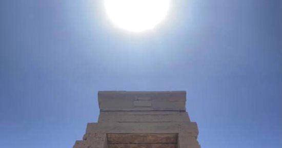 صورة اليوم.. الشمس تظهر فى قلب معابد الكرنك لتعلن بدء الانقلاب الصيفى