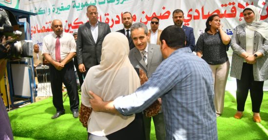 محافظ الغربية يشهد تسليم 100 قرض و20 منفذ غذائي بقرية قليب إبيار بكفر الزيات