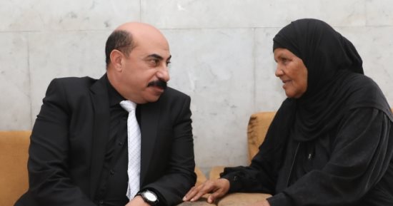 محافظ أسوان يستجيب لسيدة مسنة تضرر منزلها بالتصدعات