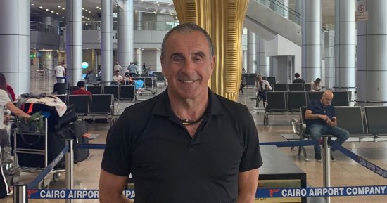 السويسرى فريتز شميد يحضر مباراة الزمالك وفاركو بكأس مصر