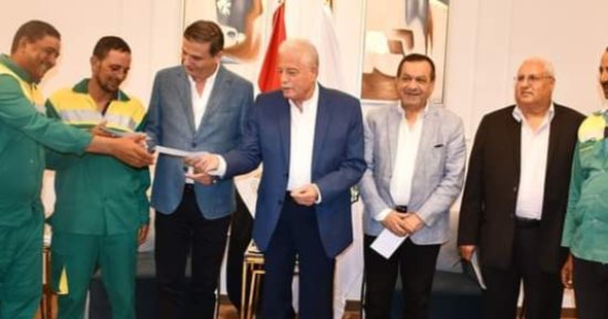 محافظ جنوب سيناء يسلم مساهمات غذائية للعمال والأسر الأولى بالرعاية