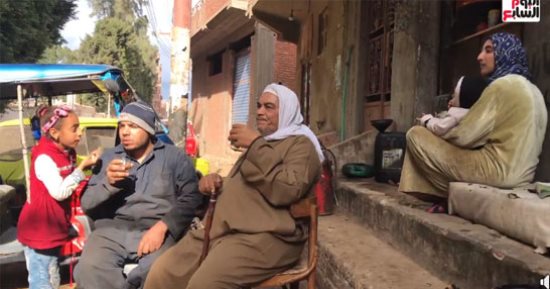 بسطاء لكن عظماء.. حكايات رجال لعبوا دور الأب والأم لأبنائهم.. فيديو
