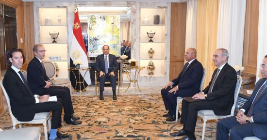 الرئيس السيسى يبحث فى باريس التعاون مع "ألستوم" الفرنسية بقطاع النقل