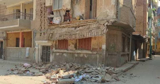 النيابة تصرح بدفن جثة طفل سقطت عليه بلكونة منزل ببنها.. ولجنة لفحص المنزل