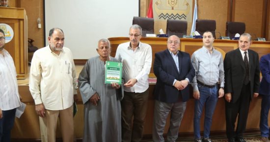 محافظ كفر الشيخ يسلم 29 عقد تقنين للمواطنين بإجمالي 928 عقدا ..صور