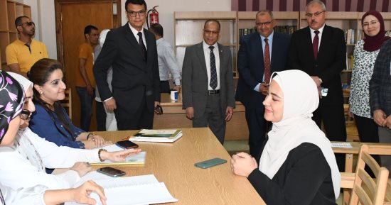  رئيس جامعة القناة يُتابع "مشروعات تخرج" طلاب الفرقة الرابعة بكلية الألسن