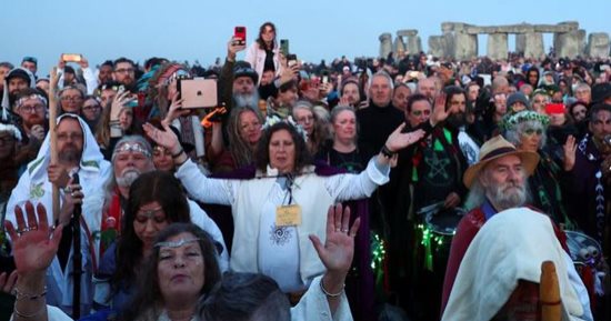 بريطانيا تحتفل بالانقلاب الصيفي.. 8000 شخص يستقبلون شروق الشمس فى النصف الشمالي من الكرة الأرضية