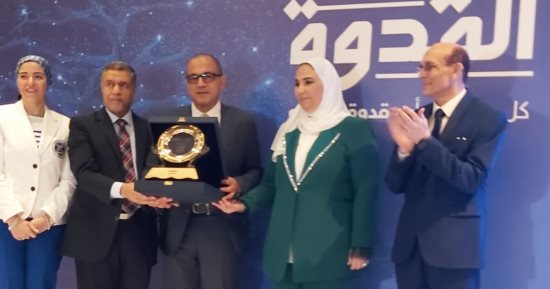 وزيرة التضامن تكرم الحسينى الكارم والد سباح المانش باحتفالية مبادرة "الأب القدوة"
