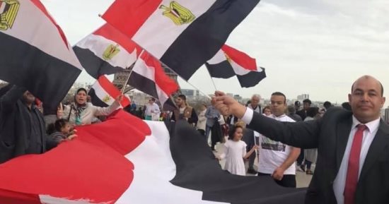 الجالية المصرية بفرنسا تستعد لاستقبال الرئيس السيسي فى باريس بأعلام مصر