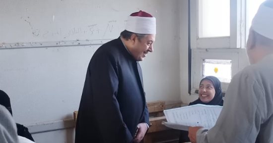 رئيس قطاع المعاهد الأزهرية يتفقد امتحانات الشهادة الثانوية الأزهرية بقنا