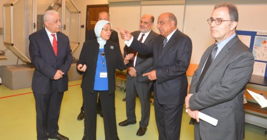  وزير قطاع الأعمال العام: تعاون مع الجامعة الأمريكية للتدريب المتبادل للطلاب والعاملين