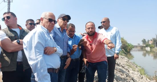 وزير الرى يتفقد ترعة الإسماعيلية فى جولة مفاجئة للقنطرة غرب.. صور