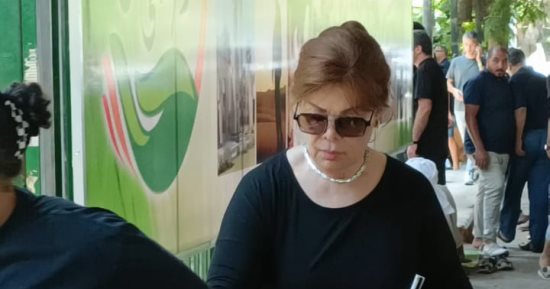 صفاء أبو السعود تحضر جنازة زوج شقيقتها ووالد الفنانة أروى جودة