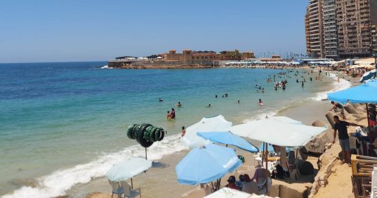 إقبال متوسط على شواطئ الإسكندرية.. نسبة الإشغال 25% وتوقعات بارتفاع عدد المصيفين بعد امتحانات الثانوية.. "السياحة والمصايف" ترفع الرايات الحمراء على شواطئ القطاع الغربى وتنبه: شاطئ النخيل ما زال مغلقا.. صور