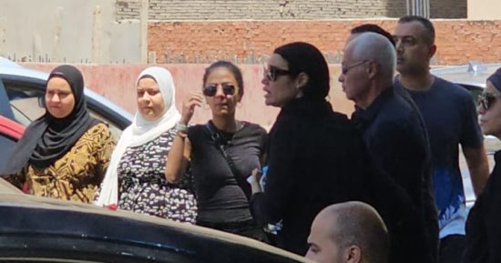 انهيار الفنانة آروى جودة فى جنازة والدها بحضور النجمة صفاء أبو السعود "فيديو" 