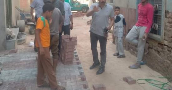 استكمال الرصف وتركيب الإنترلوك بمدينة البداري ضمن خطة المحافظة لرفع كفاءة الطرق