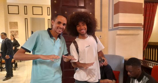 التيك توكر الشهير "نويل روبنسون" يصل أسوان فى جولة سياحية.. صور