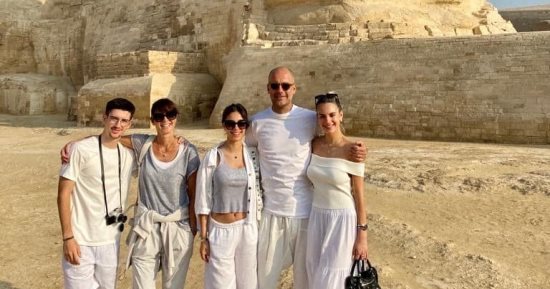 بيب جوارديولا يزور الأهرامات بصحبة أسرته.. والسياحة والآثار تنظم مأدبة غداء لهم.. صور