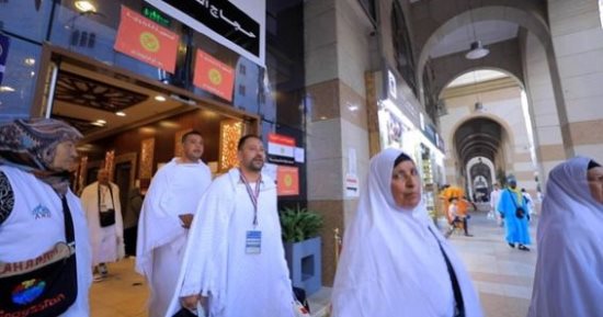نجاح البعثة المصرية في تفويج الحجاج من المدينة المنورة لمكة.. بعثة حج القرعة: توفير الراحة لحجاجنا لأداء المناسك.. السعودية توزع مليون عبوة زمزم والتصريح لـ 18 ألف حافلة لنقل ضيوف الرحمن للمشاعر المقدسة